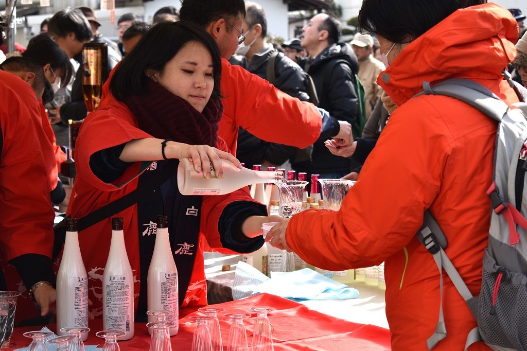 試飲の様子（白鹿）