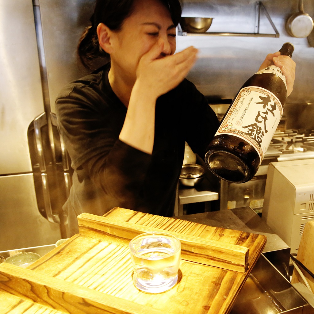  日本酒を持って嬉しそうな霜崎さん